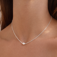 Collier pour femme en argent sterling 925 avec perle blanche d'eau douce des mers du Sud de qualité AAA, chaîne minimaliste et délicate plaquée or, sécurisé
