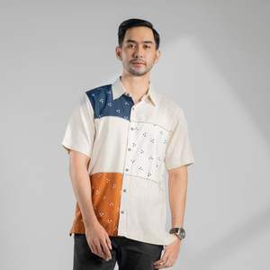 เสื้อเชิ้ตแขนสั้นพร้อมคอปกแบบแมนดารินและคลาสสิกที่สามารถเปลี่ยนได้พร้อมผ้าบาติกสีทันสมัยเน้นเนื้อผ้าผสม - Product Image 4