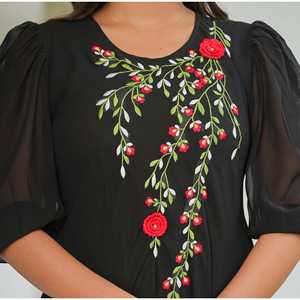 Robe Anarkali brodée de fleurs en noir Vêtements et accessoires traditionnels musulmans - Product Image 4