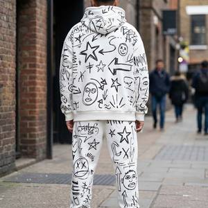 Chándal Holgado Vintage para Hombre con Lavado Ácido, Estampado de Doodle y Graffiti en Blanco y Negro, Algodón Pesado, Forro Polar Sólido con Capucha - Product Image 4