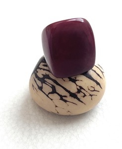 Bague en résine élégante de qualité supérieure ou bijoux tendance pour le travail, les voyages et les événements décontractés, disponible à la vente - Product Image 1