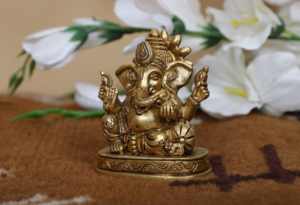 รูปปั้นพระกันพัตย์ทองเหลืองขัดเงาเคลือบทองรูปทรงวงรี สำหรับบูชาในวัด ตกแต่งบ้าน ผลิตในรัฐราชสถาน - Product Image 4