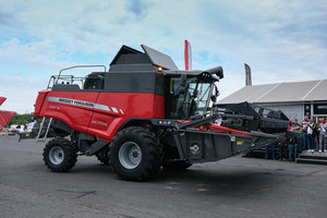 รถเกี่ยวข้าวอเนกประสงค์ Massey Ferguson 7347-S พร้อมมอเตอร์สำหรับเก็บเกี่ยวกระเทียม มันฝรั่ง ข้าวโพด ข้าวสาลี และข้าว - Product Image 4