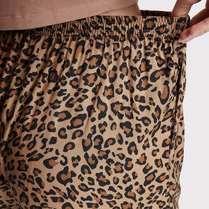 Shorts de cintura alta con estampado de leopardo para mujer, pantalones cortos de verano informales con cintura elástica, pantalones cortos de playa con estampado animal, pantalones cortos de pierna ancha para mujer - Product Image 4