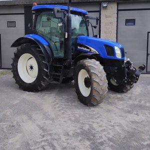 Tracteur New-Holland pour les opérations agricoles. - Product Image 5