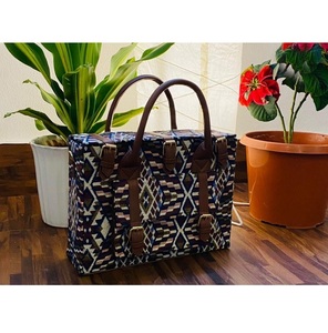 Hermoso bolso de diseñador multicolor para mujer con llamativas combinaciones de colores y líneas elegantes - Product Image 3