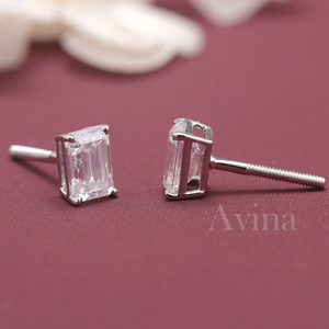 Boucles d'oreilles solitaires en or 18 carats avec diamant de laboratoire certifié IGI taille émeraude - Product Image 4