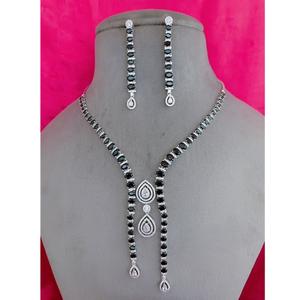 Conjunto de collar de diamantes de circonita CZ de diseñador con pendientes Acabado plateado para bodas y fiestas o regalos para mujeres y niñas - Product Image 1