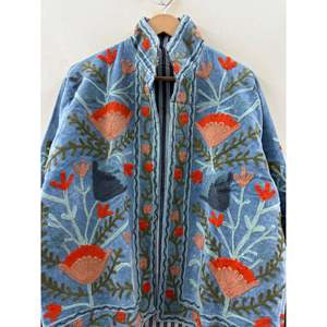 Manteau d'hiver pour femmes, veste en velours matelassée réversible The Poppy Garden, bleu ardoise délavé, style bohème brodé Suzani - Product Image 4