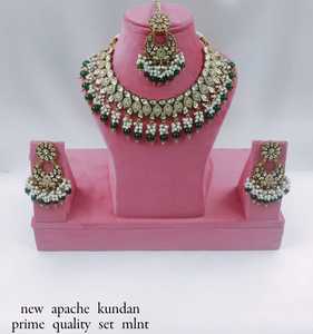 Collier ras du cou indien fantaisie traditionnel et à la mode couleur or Kundan perle boucles d'oreilles ensemble avec Mangtikka pour femmes et filles - Product Image 5