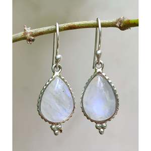 ต่างหูรูปหยดน้ำทำมือจากมูนสโตนสีรุ้ง เงินแท้ ของขวัญเครื่องประดับแฟชั่น - Product Image 5