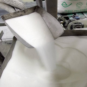 Azúcar de Caña Blanca Refinada Premium a Granel ICUMSA 45 con Calidad Uniforme para Mercados Alimenticios Internacionales Empacada en Envases Resistentes para Exportación - Product Image 1