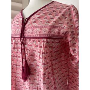 Blusa con Cuello en V - Estampado Floral de Fresas Bordado, Estilo Diario, Tejido de Lino, Algodón y Seda, Tallas XL, XXL, 4XL para Primavera - Product Image 1