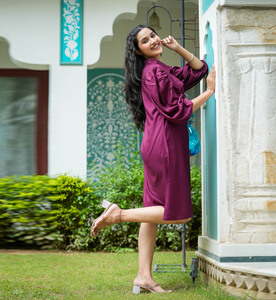 เดรสทรงเอไลน์ผ้าเรยอนเนื้อนุ่มสำหรับผู้หญิง แขนพอง ดีไซน์ปกเสื้อเชิ้ต ให้ลุคหรูหราสำหรับใส่ในชีวิตประจำวัน - Product Image 2