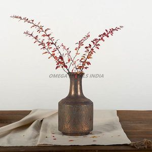 Vases en métal de qualité supérieure au fini or antique en forme de sablier élégant et design texturé unique, parfaits pour la décoration intérieure - Product Image 4