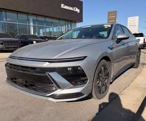 Hyundai Sonata SEL FWD 2025 Plateado Brillante con Techo Solar, Arranque Remoto, Asientos de Cuero, Transmisión Automática y Rines de Aleación - Product Image 1