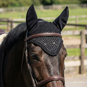 Velo de ganchillo negro para caballo con detalles de tachuelas plateadas, cubre orejas suaves, elegante, de alta calidad, cómodo gorro ecuestre para montar. - Product Image 2