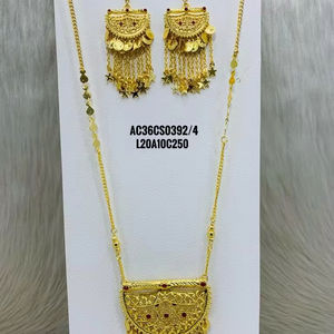 Dernier lot de boucles d'oreilles en plaqué or antique Chik en laiton avec chaîne à maillons - Product Image 1