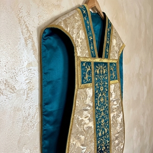 Chasuble romaine en soie turquoise personnalisée avec broderie florale dorée, vêtement liturgique pour prêtre catholique, pour la Messe - Product Image 4