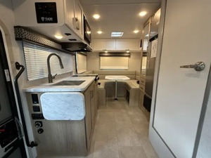 Se Vende: T-H-O-R M-O-T-O-R F-R-E-E-D-O-M ELITE 22HE 2024 Usado en Excelentes Condiciones, Alto Rendimiento, 36 pies de Largo, 2000 kg de Carga Útil, Color Oscuro - Product Image 5