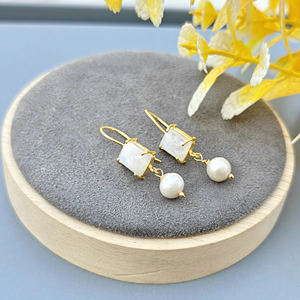 Pendientes de Moda para Mujer, Chapados en Oro de 18k, con Cabujón de Piedra Lunar Arcoíris Natural al por Mayor y Perla Redonda - Product Image 2