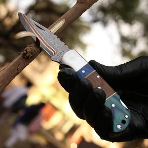 Couteau de poche pliant en acier damas fait à la main de haute qualité avec manche en laiton gravé, meilleur cadeau d'anniversaire et d'anniversaire - Product Image 5