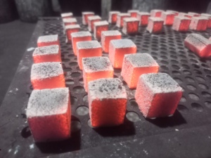 El carbón de cáscara de coco indonesio de primera calidad mejora estas briquetas de barbacoa de la marca de lujo de Indonesia - Product Image 5