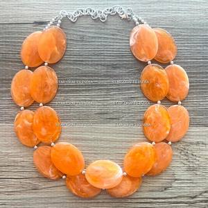 Collier fantaisie court en résine fait à la main au design unique Collier de perles épaisses orange fantaisie Collier multi-résine - Product Image 4