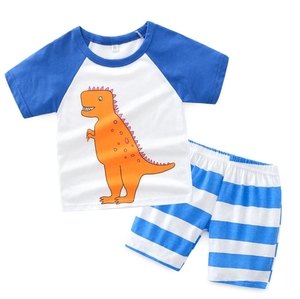 ขายส่งชุดเสื้อผ้าเด็กผู้ชายลายกราฟิกสำหรับฤดูร้อน  อายุ 1-8 ปี แขนสั้น กางเกงขาสั้น ชุดสองชิ้น - Product Image 1