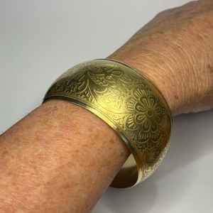 กำไลข้อมือทองเหลืองดิบขนาด 69 มม. ดีไซน์แบบฝังลายช่องกว้าง ทำด้วยมือ สไตล์โมเดิร์น งานฝีมือ MS รุ่น MS-wc-001 - Product Image 3