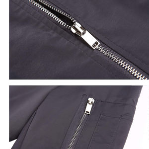 Bomber léger pour hommes avec taille et poignets ajustés veste slim imperméable à manches longues avec poches et fermeture éclair - Product Image 3