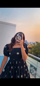 ชุดเดรสผ้าฝ้ายพิมพ์ลาย Georgette ชิ้นเดียวพร้อมผ้าไหมแฟนซีแขนยาวสไตล์อินเดียสำหรับงานแต่งงานของผู้ใหญ่ - Product Image 2