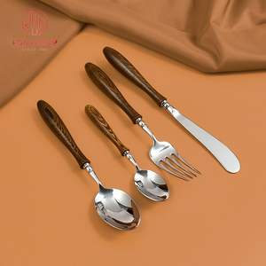 Juego de Cubiertos de Acero Inoxidable de Diseño Personalizado con Mango de Madera para Entornos de Comedor Tranquilos - Product Image 4