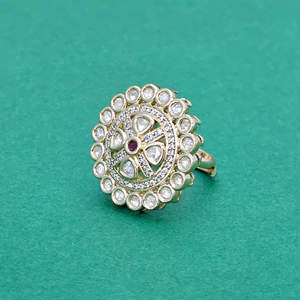 Bague réglable Kundan en cristal et strass classique pour femmes de créateur de luxe de haute qualité avec placage à l'or - Product Image 2