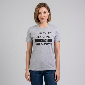 เสื้อยืดคอกลมแขนสั้นสีเทาสำหรับผู้ชายพิมพ์ลาย "คุณไม่สามารถทำให้ฉันกลัวได้ ฉันมีลูกสาวสามคน" ทรงลำลองแบบเจอร์ซีย์ - Product Image 5