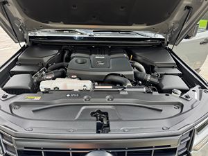 ใช้เครื่องยนต์ GX 550 Overtrail+ Twin-Turbo V6 - Product Image 3