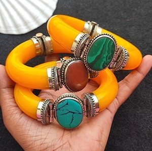 Brazaletes de resina de salpicaduras de color, pulseras acrílicas hechas a mano gruesas, regalo de joyería de gran tamaño para ella - Product Image 2