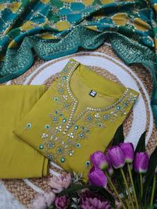 Ensemble Shalwar Kameez Plazzo Kurti Dupatta indien en viscose Chanderi non cousu, avec de magnifiques broderies lourdes, multicolore - Product Image 3
