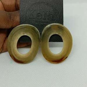 Boucles d'oreilles en corne de buffle écologiques faites à la main de haute qualité pour femmes, forme personnalisée, style animal naturel, très vendues - Product Image 4