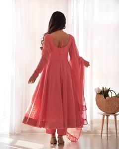 Lanzamiento de este atemporal y clásico traje de tela Lucknowi Georgette Anarkali para los próximos festivales y la temporada de bodas - Product Image 5
