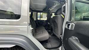 Jeep Wrangler High Tide 2023 Usado en Buen Estado, SUV de 4 Puertas, Crossveor 4x4 - Product Image 2