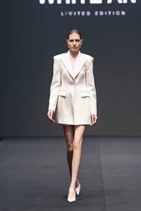 Blazers de mujer ANT blanca con bolsillo en el pecho delantero abotonado LYA sin espalda DRAPEADO BLAZER de un solo pecho ropa de un botón para mujer - Product Image 4