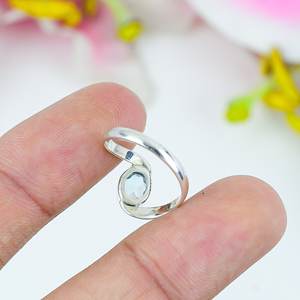 แหวนบลูโทแพซเงินแท้ 925 ทำมือ ประดับพลอยรูปไข่เจียระไน ดีไซน์เรียบหรูสำหรับผู้หญิง - Product Image 3