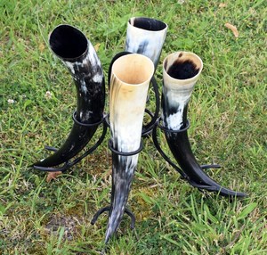 Corne à boire Viking avec support en métal véritable corne de Vikings artisanale pour bière vin tasse de corne originale avec support poli - Product Image 3