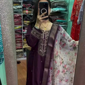 Ropa de fiesta de invierno de diseñador Pur Chinon Silk Top Bottom & Dupatta Set Chic Look elegante - Product Image 1