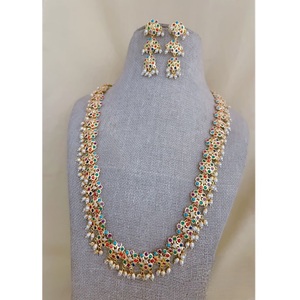 Royal Look Jadau Perlas chapadas en oro Look Hermoso collar Conjunto con pendientes para mujer Joyería de diseñador para ropa de boda - Product Image 1