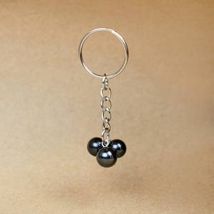 Llavero de shungita pulida con 3 cuentas redondas de 0.35 pulgadas (9 mm) - Product Image 4