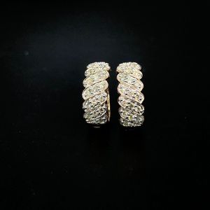 Pendientes de aro de oro de 14K de estilo diario sofisticado con diseño de giro adornado con diamantes para mujer - Product Image 2