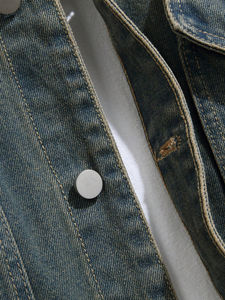 แจ็กเก็ตยีนส์แบบย้อนยุคของผู้ชายผ้าคอตตอน100% โอเวอร์ไซส์มีกระเป๋าซักลายจุดสำหรับฤดูใบไม้ผลิผลิตตามสั่ง - Product Image 4