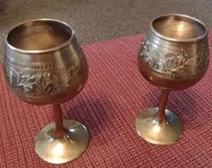 แก้วไวน์ทองเหลืองทำมือ สลักลายสวยงาม ถ้วยโลหะวินเทจ แก้วน้ำสไตล์โบราณ อุปกรณ์บาร์ ของขวัญแต่งงาน แก้วน้ำหรูหรา - Product Image 1